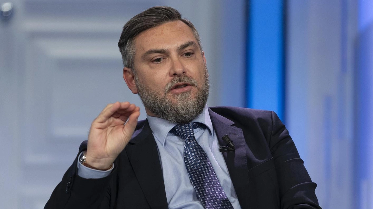 Ricciardi, capogruppo del Movimento alla Camera, mette i paletti all’alleanza "Per sedersi attorno al tavolo del centrosinistra, Renzi non ci deve essere".