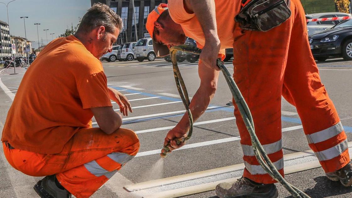 Strade, scure da Roma. Via 11 milioni in 3 anni: "Addio manutenzione" Strade, scure da Roma. Via 11 milioni in 3 anni: "Addio manutenzione"