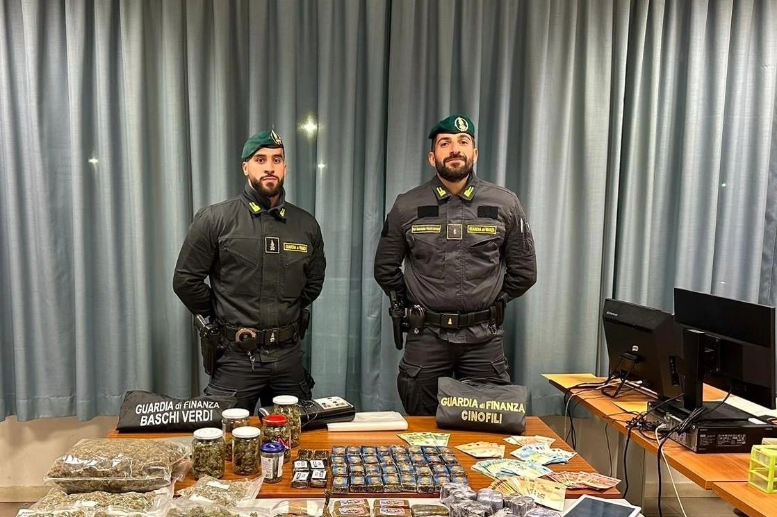 La Finanza scopre 10 chili di droga nella casa dello studente fuori sede. Scatta il blitz: due giovani nei guai