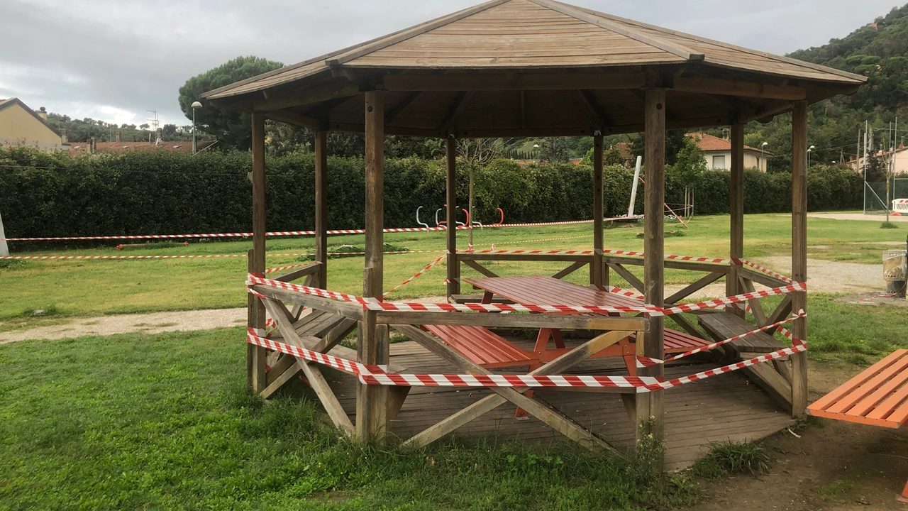 Il gazebo del parchetto di Piano di Conca sigillato dagli agenti della polizia municipale di Massarosa con il nastro bianco e rosso per impedire l’accesso Il gazebo del parchetto di Piano di Conca sigillato dagli agenti della polizia municipale di Massarosa con il nastro bianco e rosso per impedire l’accesso