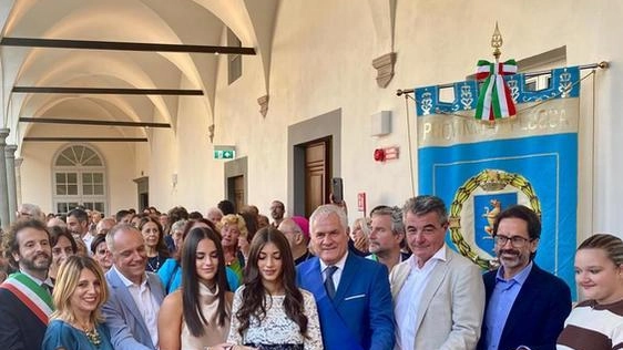 L’affollato taglio del nastro per la conclusione dei lavori e la riapertura del “Paladini“ in via San Nicolao (foto Alcide) L’affollato taglio del nastro per la conclusione dei lavori e la riapertura del “Paladini“ in via San Nicolao (foto Alcide)