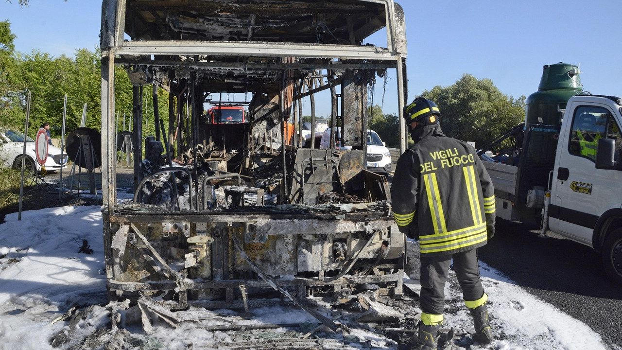 Il bus andato a fuoco (Foto Aprili) Il bus andato a fuoco (Foto Aprili)