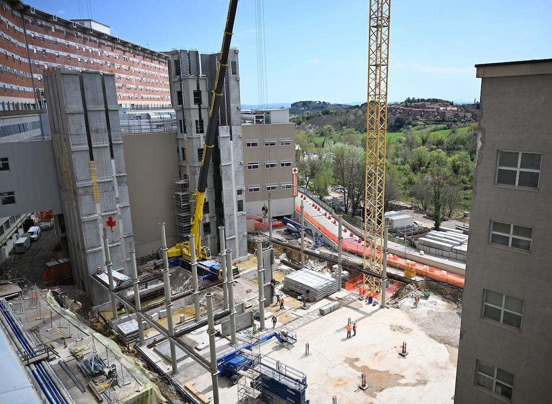 https://www.lanazione.it/image-service/view/acePublic/alias/contentid/NDAwMTFlYzUtZGJhMi00/0/muratori-a-lavoro-nelle-ore-calde-nel-mirino-il-cantiere-al-policlinico.jpeg?f=1.91:1&w=1200