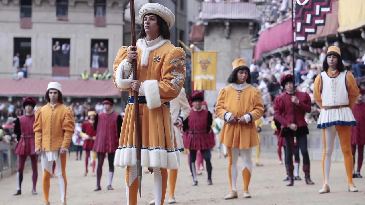 La comparsa del Leocorno, una delle quattro Contrade a essere entrate in Piazza dopo le 17 del 16 agosto. Polemiche per la cancellazione del Corteo Storico La comparsa del Leocorno, una delle quattro Contrade a essere entrate in Piazza dopo le 17 del 16 agosto. Polemiche per la cancellazione del Corteo Storico