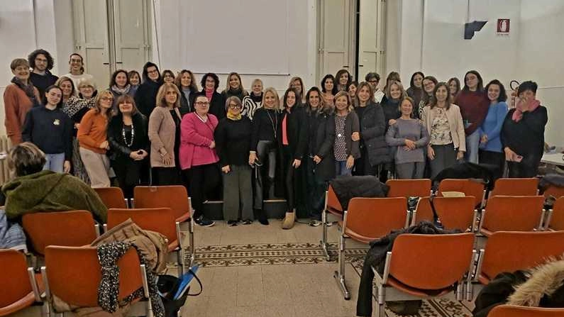 Scatto di gruppo delle donne-facilitatrici che hanno. effettuato la formazione Scatto di gruppo delle donne-facilitatrici che hanno. effettuato la formazione