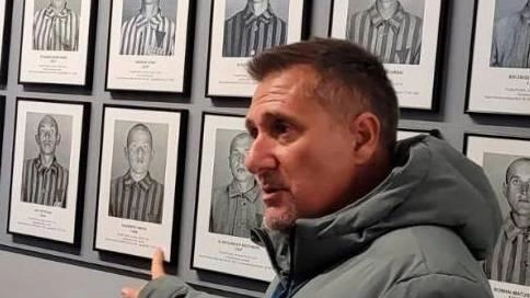 Michele Andreola, guida-educatore. Sarà lui a condurre la visita virtuale al Museo Statale di Auschwitz-Birkenau domenica 26 gennaio al Museo di Figline Michele Andreola, guida-educatore. Sarà lui a condurre la visita virtuale al Museo Statale di Auschwitz-Birkenau domenica 26 gennaio al Museo di Figline