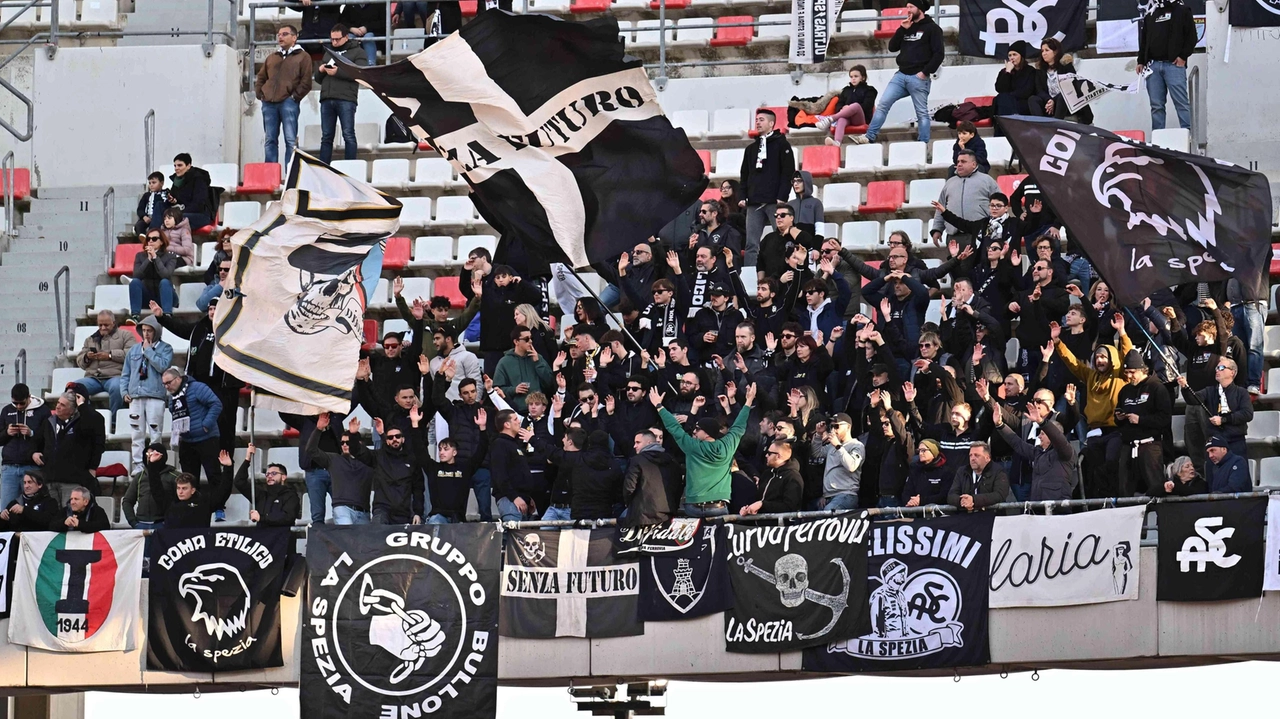 I tifosi dello Spezia sugli spalti dello. stadio di Bari in occasione dell’ultima partita prima della sosta del campionato I tifosi dello Spezia sugli spalti dello. stadio di Bari in occasione dell’ultima partita prima della sosta del campionato