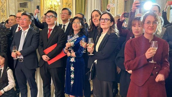 La comunità cinese festeggia a Firenze l’anno del serpente. Il capodanno lunare è una delle ricorrene più sentite in Cina,... La comunità cinese festeggia a Firenze l’anno del serpente. Il capodanno lunare è una delle ricorrene più sentite in Cina,...
