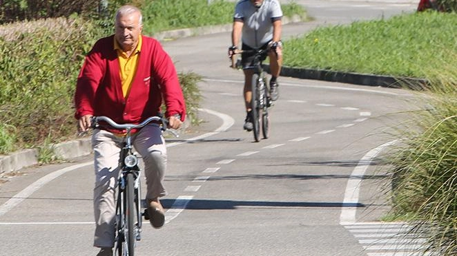 In bicicletta su una pista ciclabile (foto d’archivio) In bicicletta su una pista ciclabile (foto d’archivio)