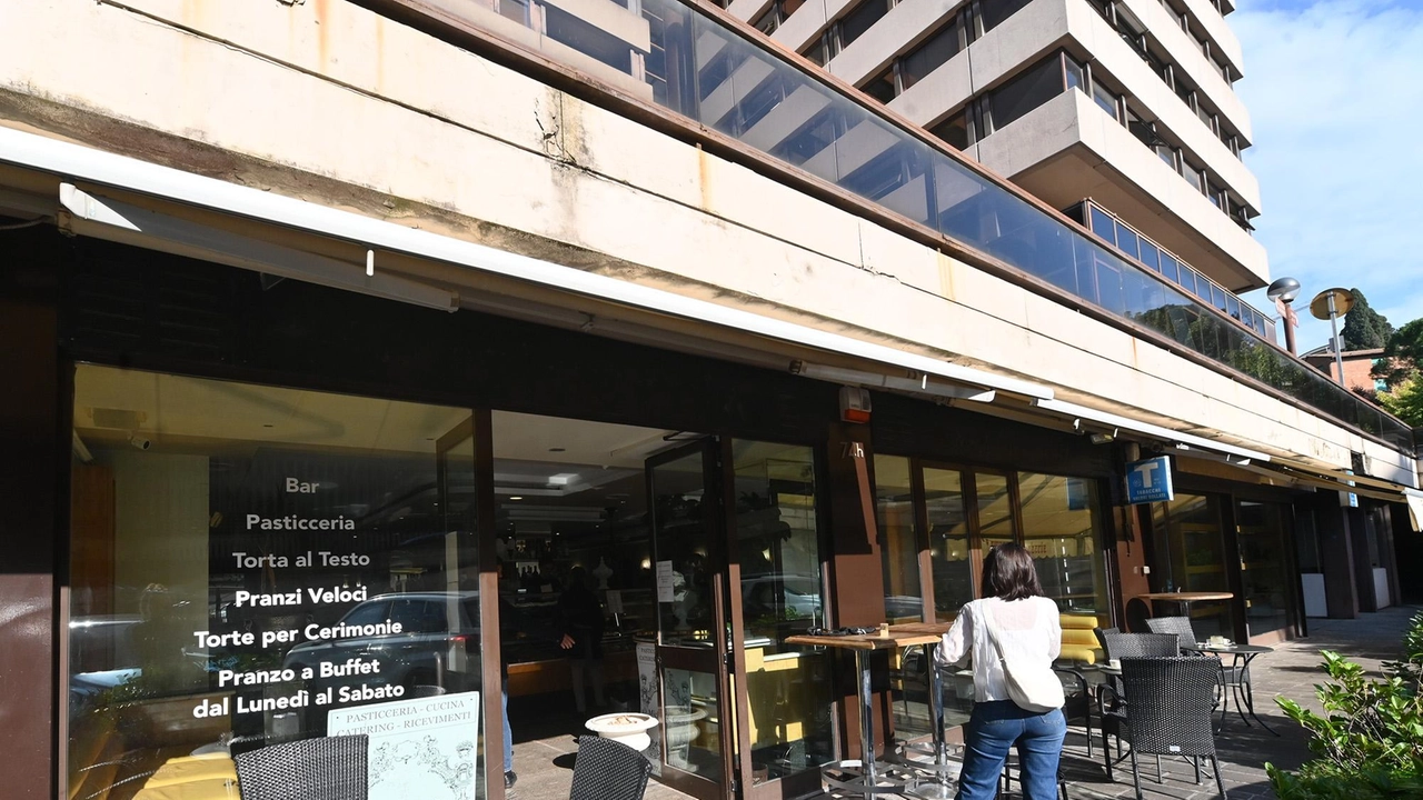 La testimonianza di Michele, uno dei titolari del bar svaligiato alla stazione "Abbiamo subìto quattro volte la visita dei malviventi. Ora ci hanno sfasciato tutto". La testimonianza di Michele, uno dei titolari del bar svaligiato alla stazione "Abbiamo subìto quattro volte la visita dei malviventi. Ora ci hanno sfasciato tutto".