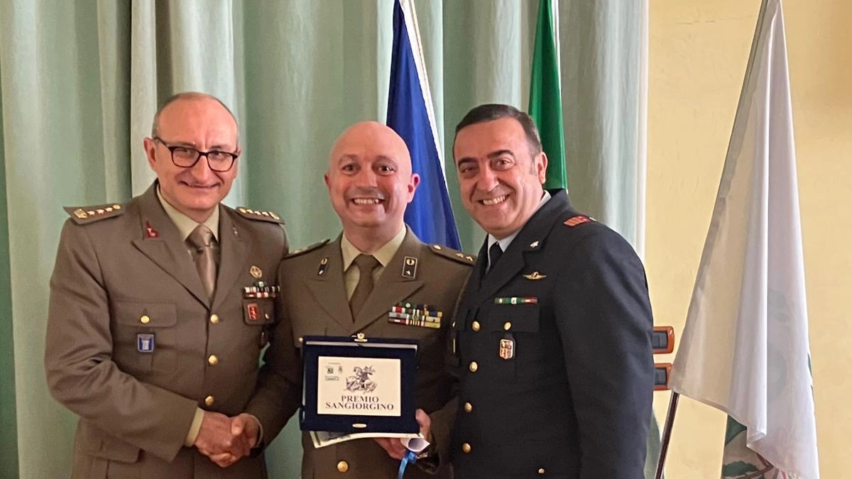 Il tenente Andrea Viviani della Croce Rossa di Empoli ha ricevuto il premio "Sangiorgino" a Prato per il suo coraggio e impegno nella protezione civile e soccorso in varie emergenze.