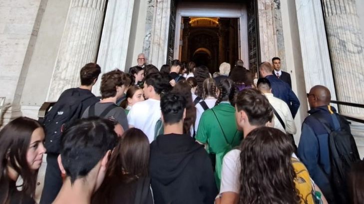 Un gruppo di giovani pellegrini attraversa la Porta Santa Un gruppo di giovani pellegrini attraversa la Porta Santa