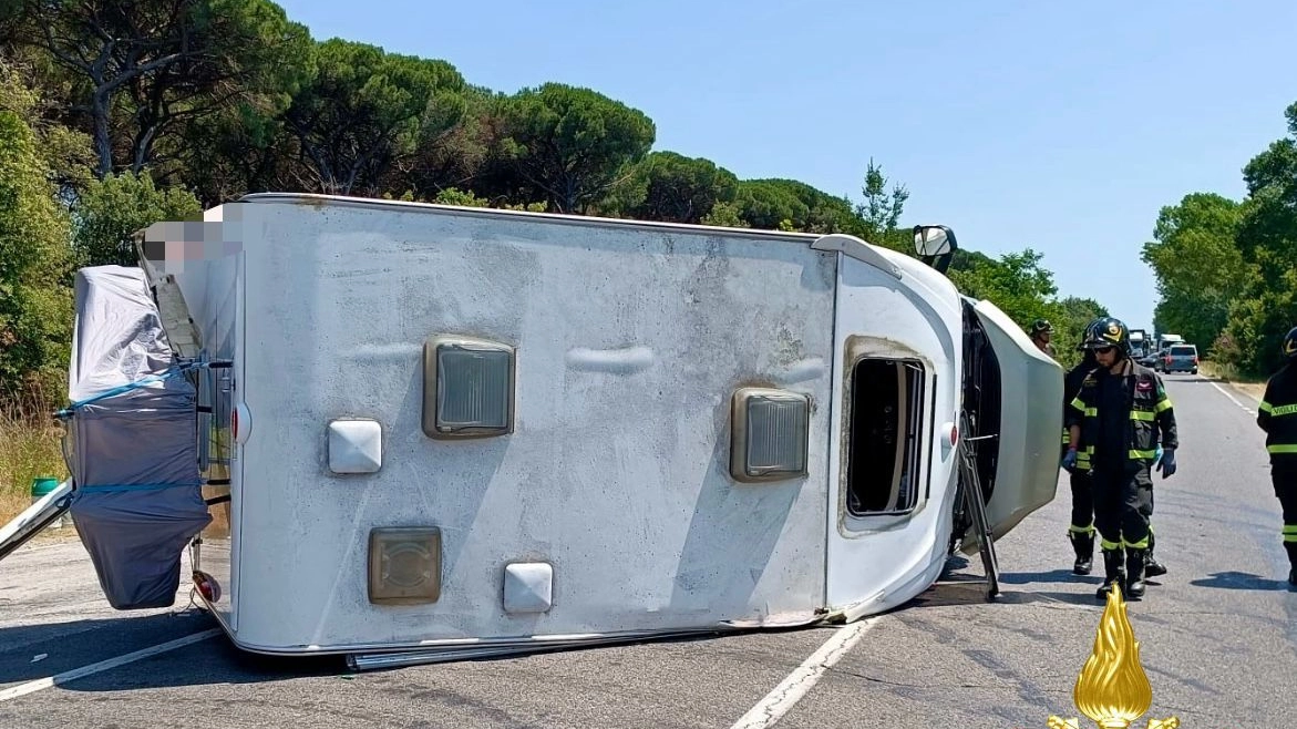 Il camper ribaltato sull'Aurelia tra Migliarino e Torre del Lago Il camper ribaltato sull'Aurelia tra Migliarino e Torre del Lago
