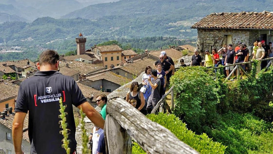Turisti in visita a Castiglione di Garfagnana D’ora in avanti in visitatori avranno a disposizione un Qr code Turisti in visita a Castiglione di Garfagnana D’ora in avanti in visitatori avranno a disposizione un Qr code