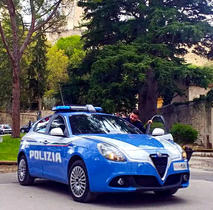Violenta lite in famiglia. Aggredisce figlio e poi si scaglia contro gli agenti