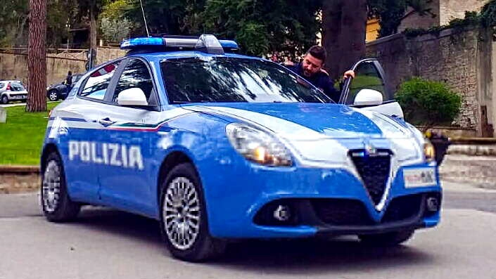 Violenta lite in famiglia. Aggredisce figlio e poi si scaglia contro gli agenti