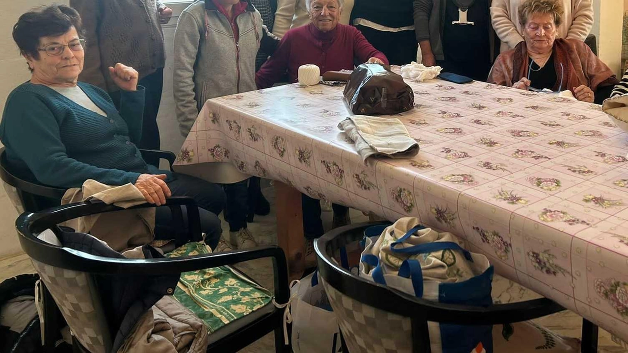 Le ricamatrici del gruppo ‘Pietrasanta ricama’ che terranno delle lezioni a Palazzo Mediceo a Seravezza Le ricamatrici del gruppo ‘Pietrasanta ricama’ che terranno delle lezioni a Palazzo Mediceo a Seravezza