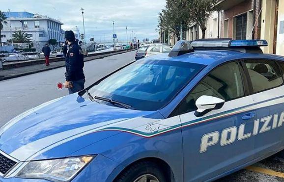 https://www.lanazione.it/image-service/view/acePublic/alias/contentid/NDAzNzAwNTYtYTRhNS00/0/ruba-orologi-di-extra-lusso-presa-ladra-degli-abbracci.jpeg?f=1.91:1&w=1200