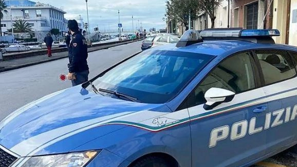 Una pattuglia della polizia di stato del commissariato di Viareggio Una pattuglia della polizia di stato del commissariato di Viareggio