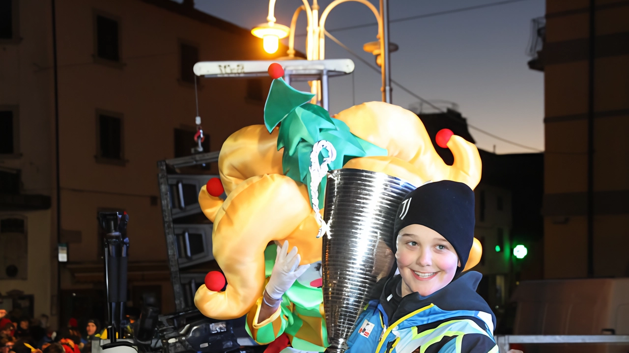 Costumi cuciti a mano. Non sono mancati gli sfottò e il campanilismo. Presente anche Tomasi Costumi cuciti a mano. Non sono mancati gli sfottò e il campanilismo. Presente anche Tomasi