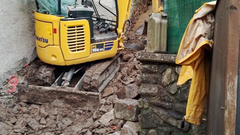 In questi giorni l’impresa che esegue i lavori sta posando le ultime pietre sulla scala dopo aver ripristinato la tubazione in cui scorre la gora In questi giorni l’impresa che esegue i lavori sta posando le ultime pietre sulla scala dopo aver ripristinato la tubazione in cui scorre la gora