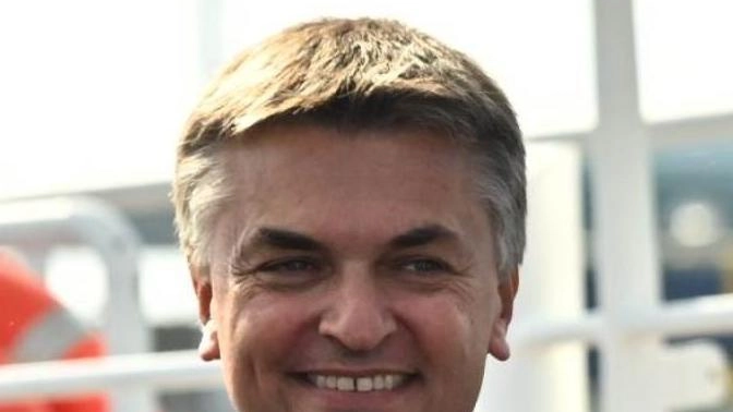 Il presidente toscano Giani respinge le accuse del viceministro Rixi sull'ubicazione del rigassificatore a Piombino, sottolineando che la decisione spetta al Governo e critica la mancanza di opere di compensazione promesse.