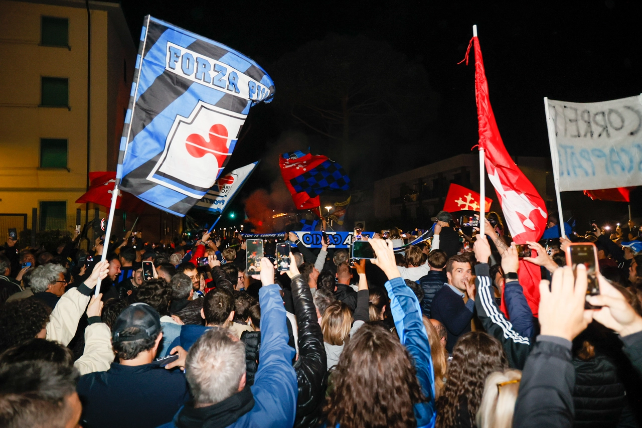 Tifosi accolgono i giocatori del Pisa dopo la vittoria in trasferta con il Brescia (foto di Enrico Mattia Del Punta)
