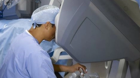 Il robot entra in azione al San Luca, la chirurgia che abbraccia il futuro. Incontro con i cittadini
