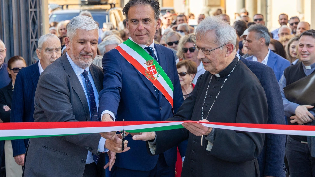 Il momento del taglio del nastro (. fotoservizio Enrico Mattia Del Punta/Valtriani