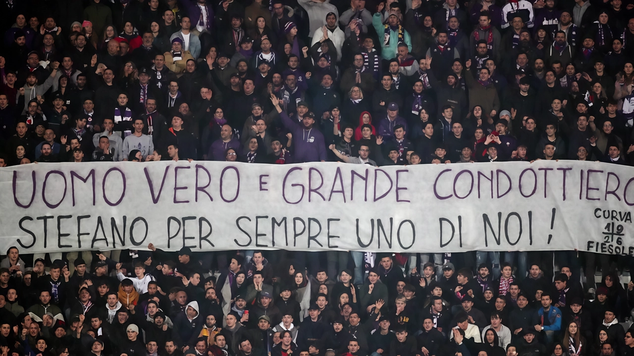 Lo striscione della Fiesole al ritorno alla prima da ex di Pioli: era il 22 febbraio 2020 Lo striscione della Fiesole al ritorno alla prima da ex di Pioli: era il 22 febbraio 2020