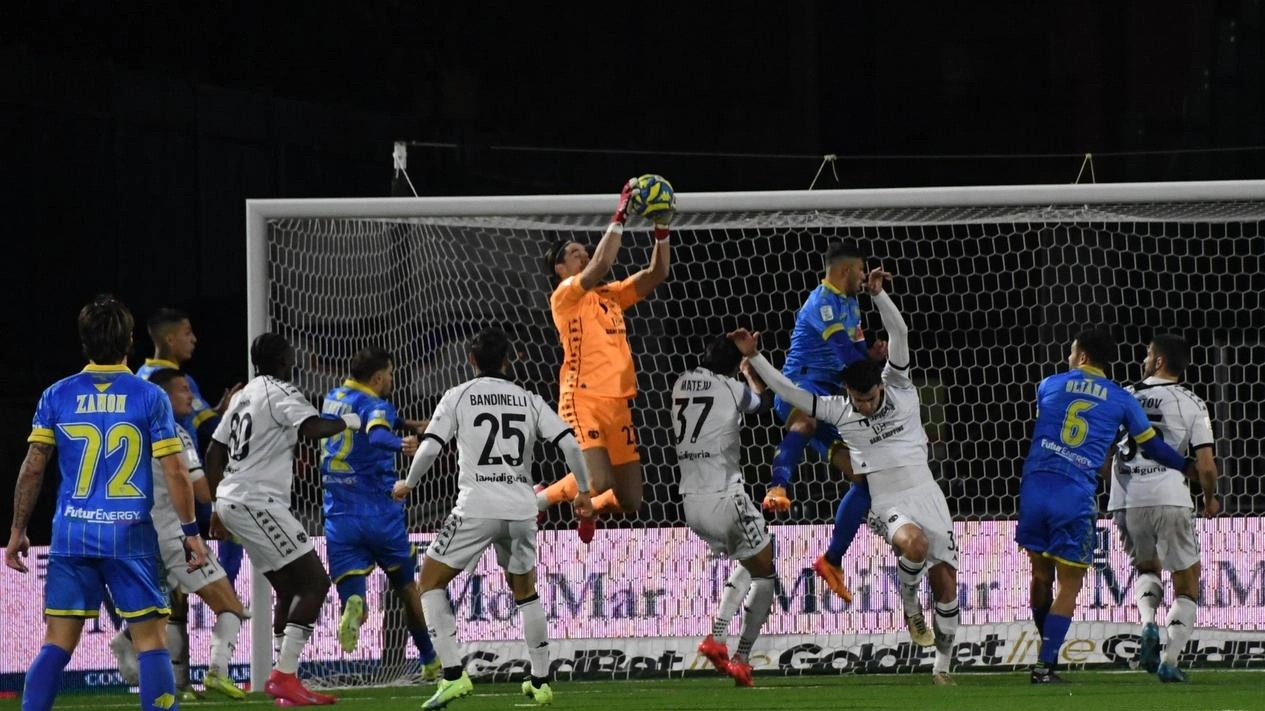 Un momento dell’ultima sfida tra le due squadre, giocata il 19 gennaio scorso a Carrara e finita 4-0 per le Aquile Un momento dell’ultima sfida tra le due squadre, giocata il 19 gennaio scorso a Carrara e finita 4-0 per le Aquile