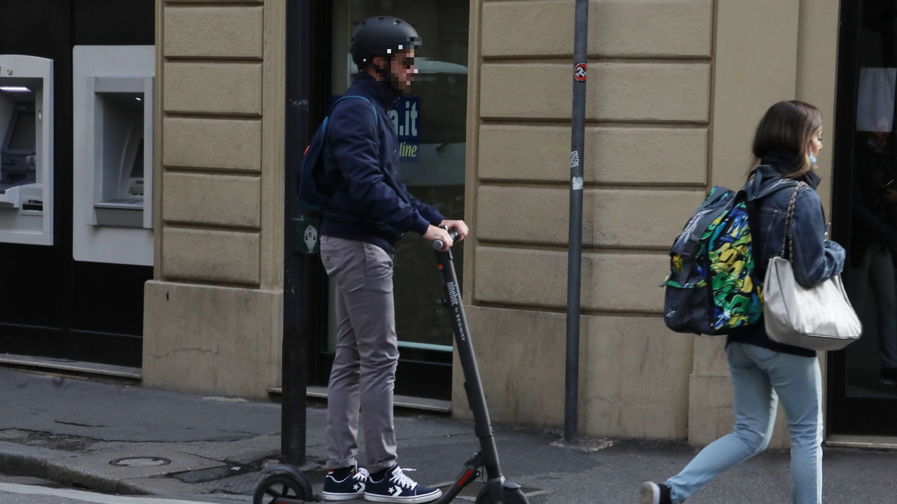 L'uso del casco in monopattino è diventato obbligatorio (Foto di repertorio) L'uso del casco in monopattino è diventato obbligatorio (Foto di repertorio)