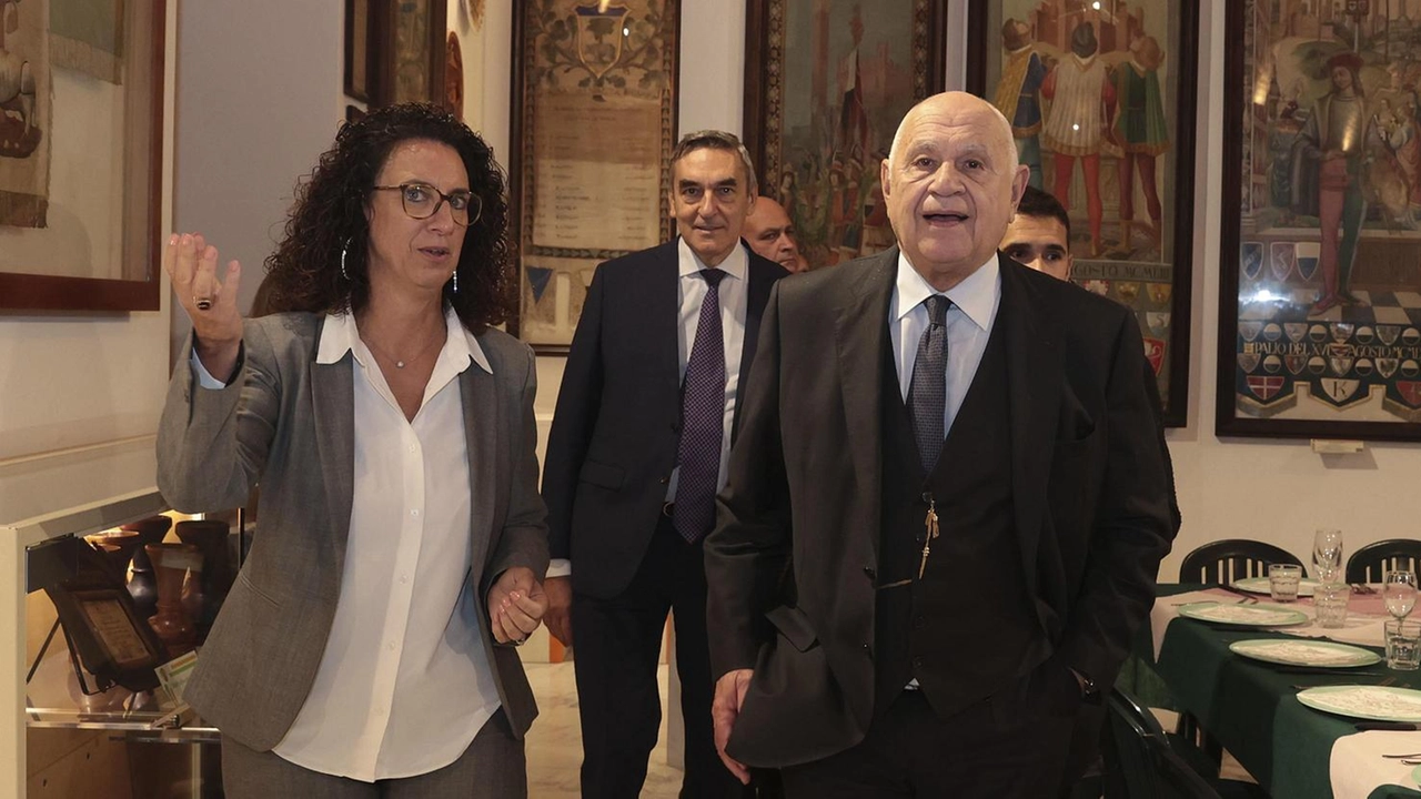 E’ stato accolto da priore e capitano. Gli altri ospiti sono poi rimasti a cena E’ stato accolto da priore e capitano. Gli altri ospiti sono poi rimasti a cena