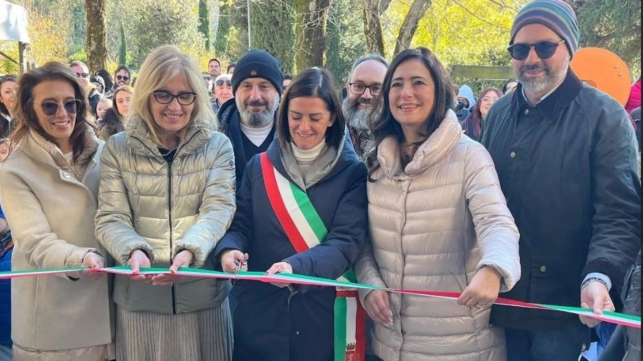 Inaugurata scuola a Cenerente con piantumazione albero. Adeguamento sismico ed efficientamento energetico. Autorità presenti elogiano il lavoro svolto. Inaugurata scuola a Cenerente con piantumazione albero. Adeguamento sismico ed efficientamento energetico. Autorità presenti elogiano il lavoro svolto.