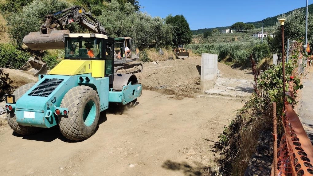 Oggi saranno scaricati in via Croce di Vizzano gli elementi edili per la realizzazione dell’opera. L’intero intervento ha un costo di circa 700mila euro. Poi sarà possibile riaprire via del Castagno. Oggi saranno scaricati in via Croce di Vizzano gli elementi edili per la realizzazione dell’opera. L’intero intervento ha un costo di circa 700mila euro. Poi sarà possibile riaprire via del Castagno.