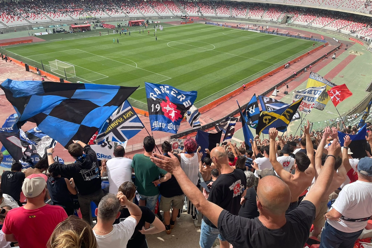 La carica dei tifosi pisani a Bari