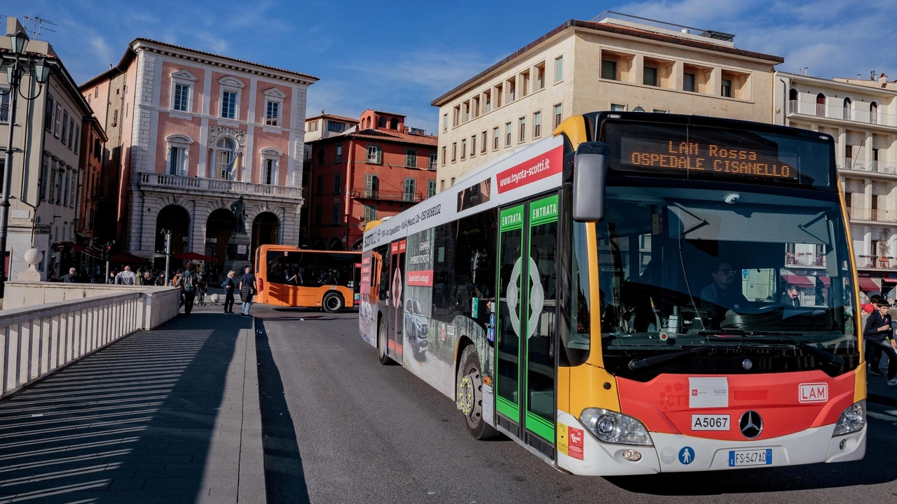 Un autobus in transito sul Ponte di Mezzo E’ vivo il dibattito sulla velocità dei veicoli in centro storico Un autobus in transito sul Ponte di Mezzo E’ vivo il dibattito sulla velocità dei veicoli in centro storico