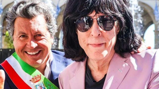 Al taglio del nastro il sindaco Mario Agnelli e Marky Ramone Al taglio del nastro il sindaco Mario Agnelli e Marky Ramone