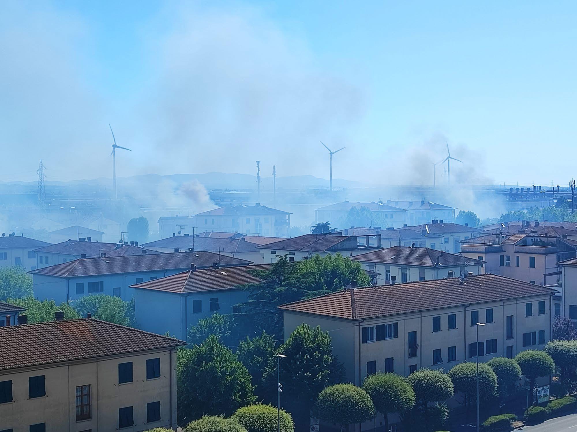 Maxi incendio, paura in città. Scintille dal treno provocano il caos. Cento persone evacuate Maxi incendio, paura in città. Scintille dal treno provocano il caos. Cento persone evacuate