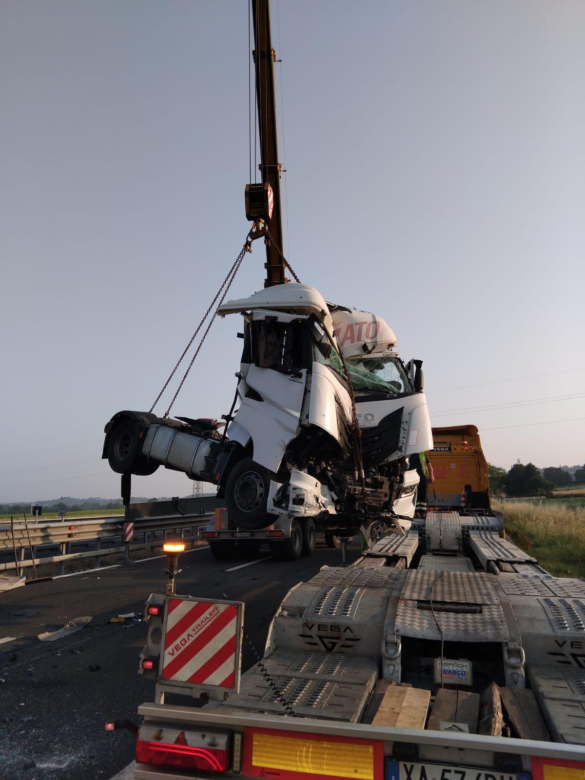 Tamponamento a catena fra tir, muore un camionista di 53 anni. Chi era la vittima Tamponamento a catena fra tir, muore un camionista di 53 anni. Chi era la vittima