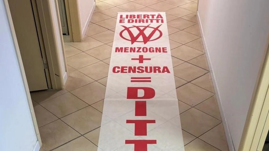 Uno degli striscioni sequestrati agli attivisti ‘no-vax’