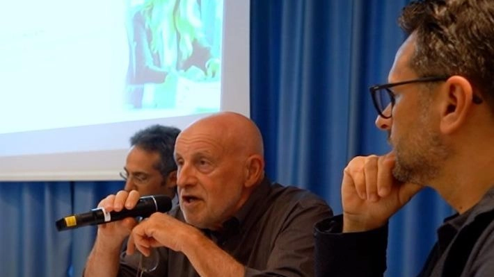 Il confronto. si è tenuto a Perugia nella sede di Confcommercio Umbria Il confronto. si è tenuto a Perugia nella sede di Confcommercio Umbria