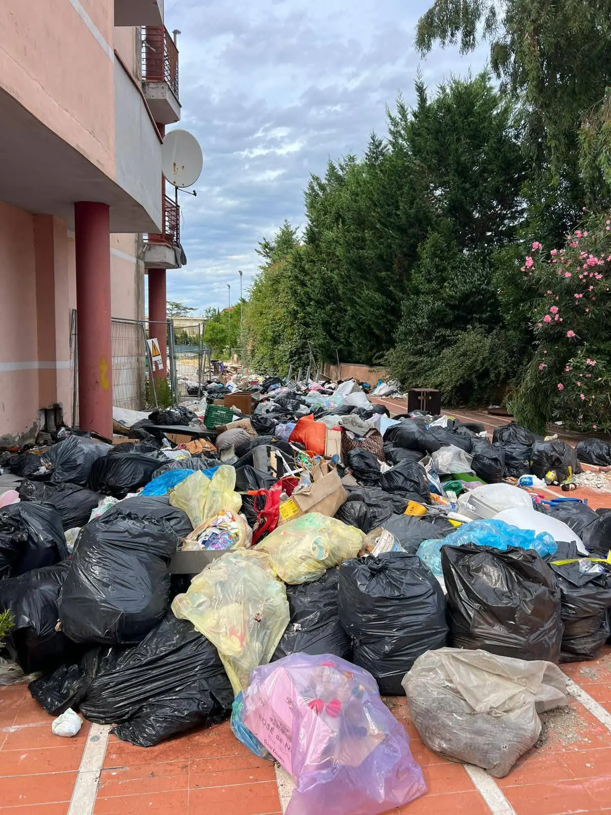 Palazzo Rosa, discarica e rabbia. Sui social infuria la polemica: “Intollerabile una situazione così”