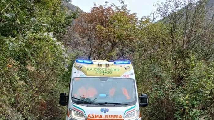 L’ambulanza della pubblica assistenza di Zignago costretta a fare lo slalom tra le buche in occasione di un recente servizio di soccorso a una persona L’ambulanza della pubblica assistenza di Zignago costretta a fare lo slalom tra le buche in occasione di un recente servizio di soccorso a una persona