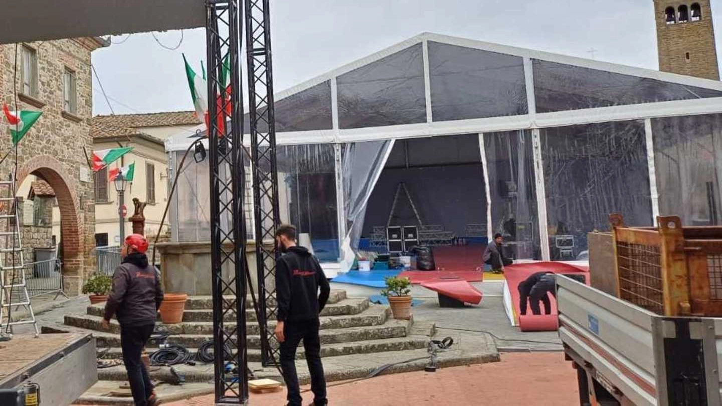 Operai al lavoro in piazza don Alcide Lazzeri per l'arrivo del presidente Mattarella