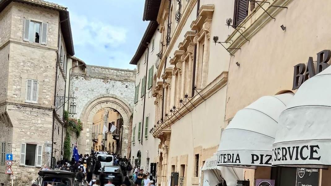 Giorni “intensi“ per Assisi. Città presa d’assalto dai turisti. Poi il summit con la Regione