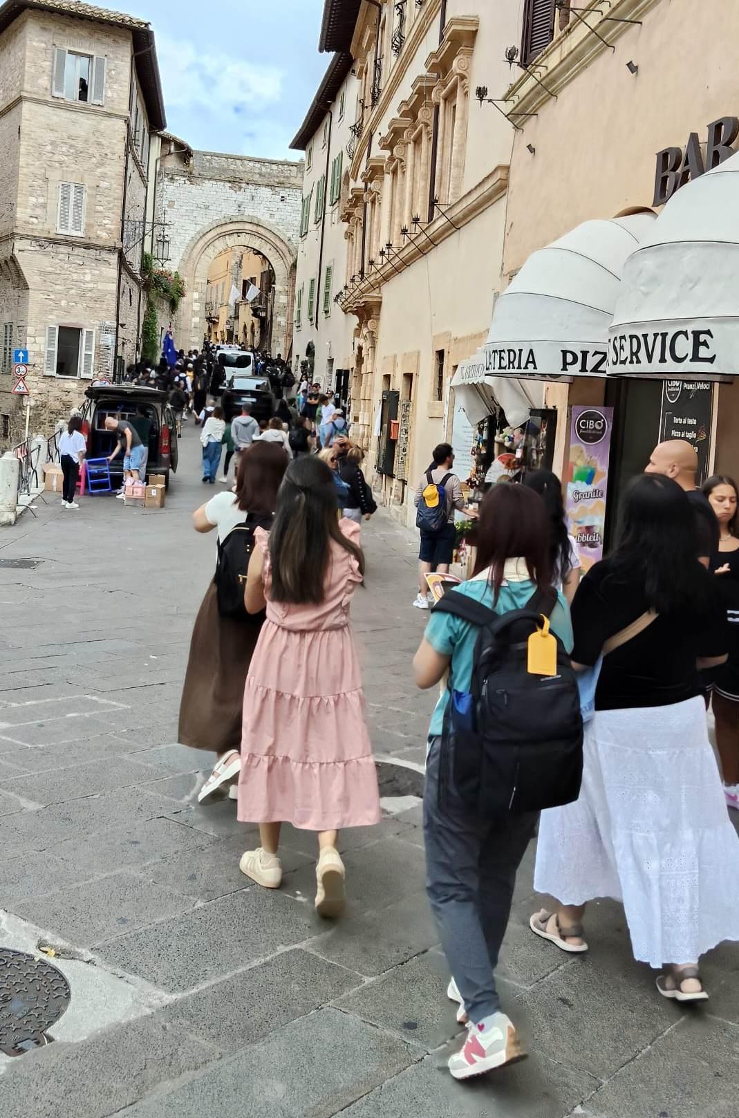 Giorni “intensi“ per Assisi. Città presa d’assalto dai turisti. Poi il summit con la Regione