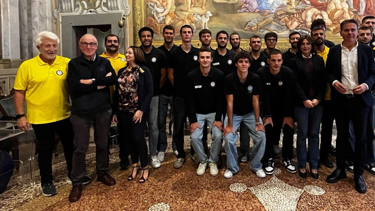 La presentazione del Cosmocare Cus Pisa in Comune. A destra l’assessore Frida Scarpa. con la palla a spicchi La presentazione del Cosmocare Cus Pisa in Comune. A destra l’assessore Frida Scarpa. con la palla a spicchi