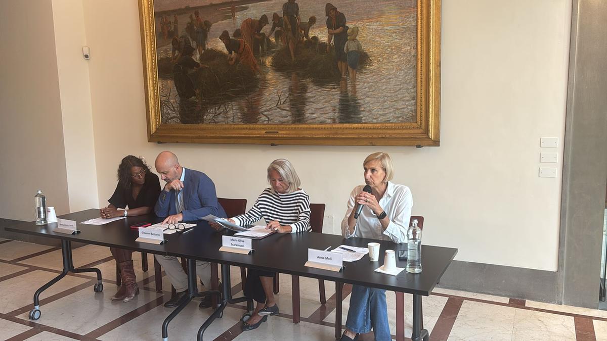 https://www.lanazione.it/image-service/view/acePublic/alias/contentid/NDE2Mjk2NGEtNjFlZi00/0/la-presentazione-nella-sede-di-fondazione-cr-firenze.jpeg?f=1.90:1&w=1200