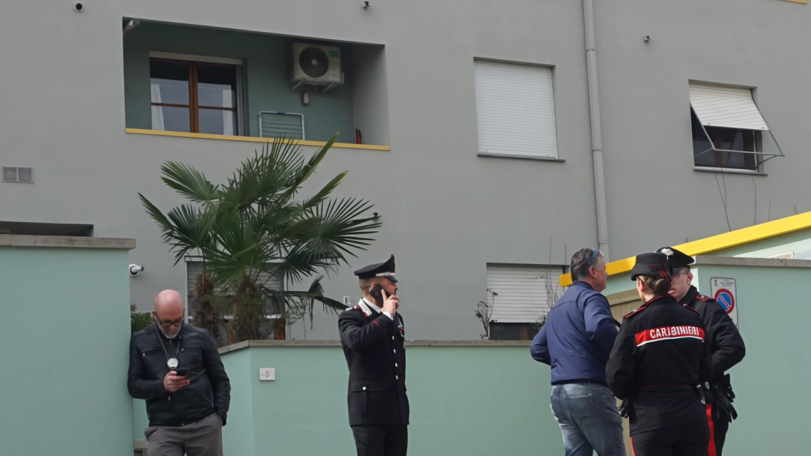 Assalto fatale nel sonno: da 15 giorni era da lei con problemi alle gambe. Nessuna traccia di litigio . Assalto fatale nel sonno: da 15 giorni era da lei con problemi alle gambe. Nessuna traccia di litigio .